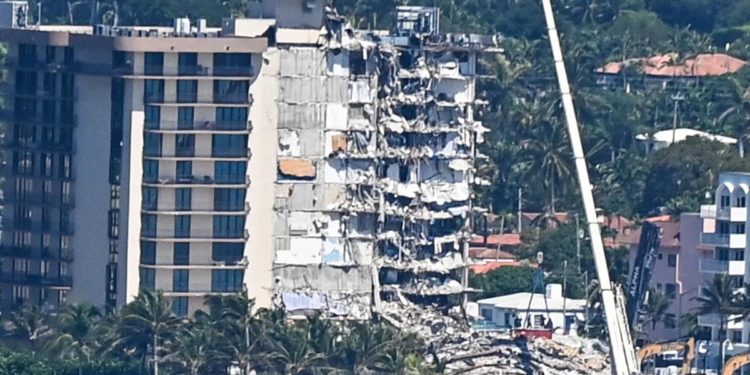 Usa, palazzo crollato a Miami: 12 morti e ancora 149 dispersi