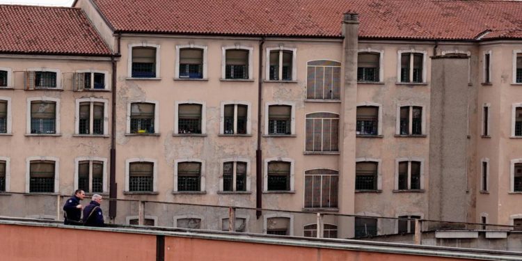 Milano, donna uccisa: marito ha tentato di strangolare il figlio