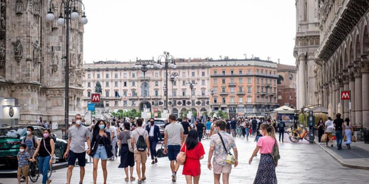 Zona bianca, oggi stop coprifuoco per altre 5 regioni: cosa cambia