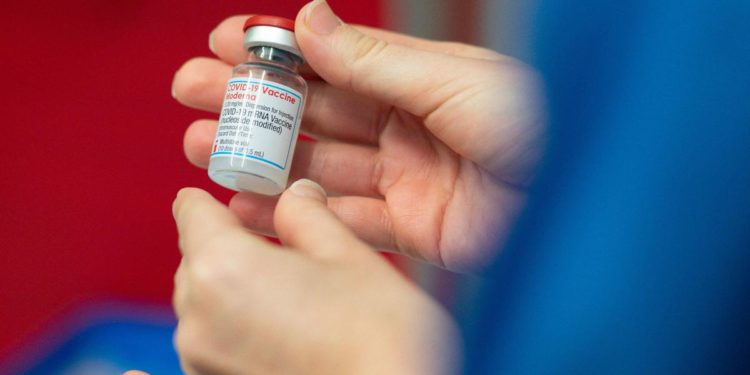 Covid Lazio, Moderna in farmacia da luglio. Anticipato richiamo AstraZeneca