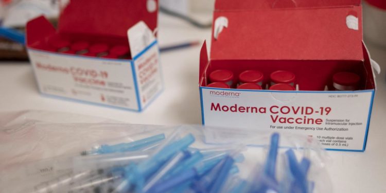 Vaccino Covid, Moderna ha chiesto ok Fda a uso in 12-17enni