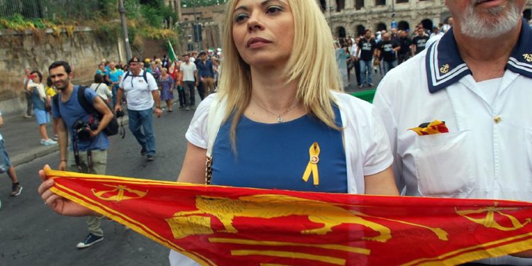 Marò, la moglie di Latorre: “Costretta a parlare per lui da 9 anni”