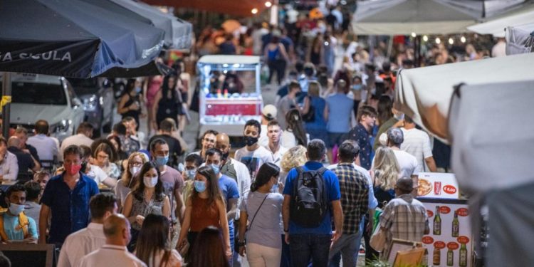 Variante Delta, Italia tra zona bianca e rischio zone rosse