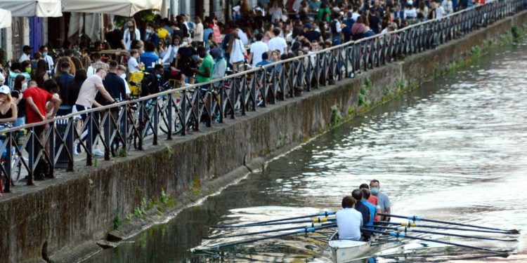 Mascherine all’aperto, in Italia obbligo fino a quando?