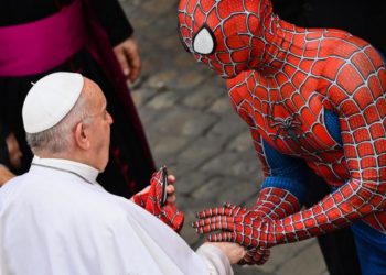 Spiderman dal Papa, una maschera da Uomo Ragno per Bergoglio