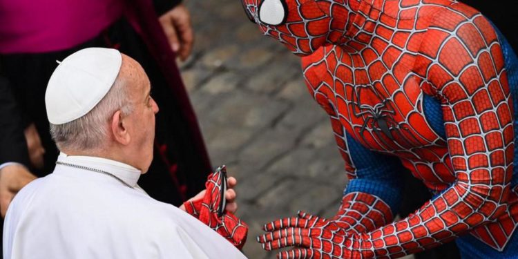 Spiderman dal Papa, una maschera da Uomo Ragno per Bergoglio