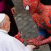 Spiderman dal Papa, una maschera da Uomo Ragno per Bergoglio