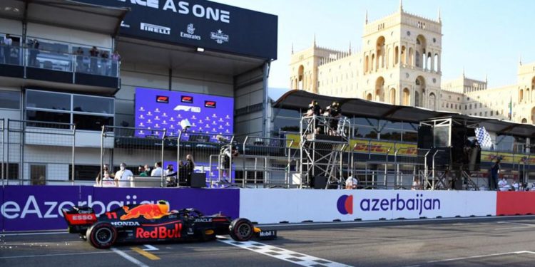 Gp Baku, vince Perez. Verstappen ko e Hamilton flop