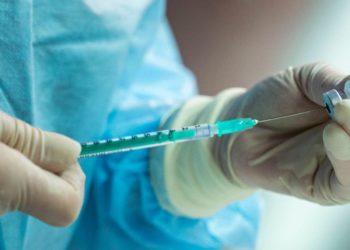 Vaccino Pfizer e rare miocarditi nei giovani, c’è un “possibile legame”
