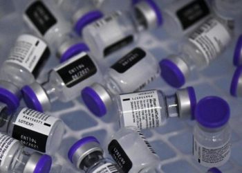 Pfizer, Burioni: “Due dosi vaccino efficaci contro varianti, una no”