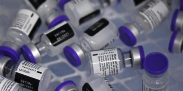 Pfizer, Burioni: “Due dosi vaccino efficaci contro varianti, una no”