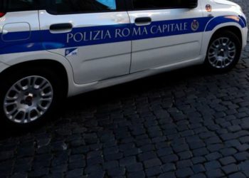 Roma, minaccia passanti con coltello e urla “vi ammazzo tutti”: bloccato