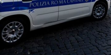Roma, minaccia passanti con coltello e urla “vi ammazzo tutti”: bloccato