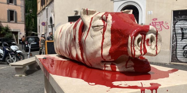 Roma, statua porchetta vandalizzata: verrà restaurata