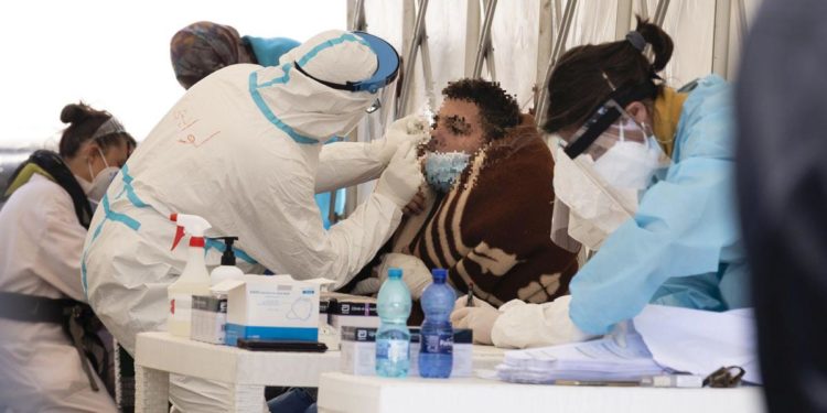 Migranti, nave quarantena verso Pozzallo: a bordo 12 positivi