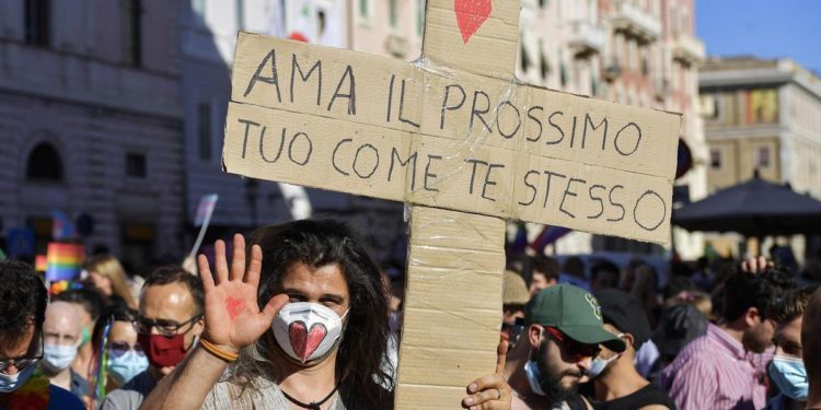 Pride 2021, Marrazzo: “Cristo Lgbt azione simbolica”