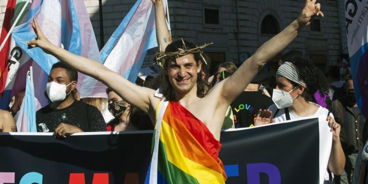 Pride, Famiglie Arcobaleno: “Cristo Lgbt? Anche Gesù avrebbe sfilato”