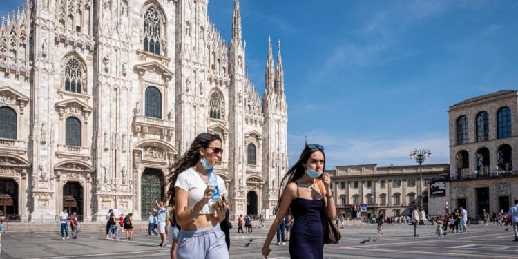 Covid oggi Lombardia, 183 contagi e 3 morti. A Milano 59 nuovi casi