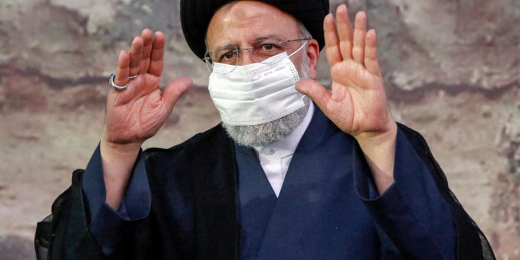 Iran, primi risultati presidenziali: “Raisi in testa con 17,8 milioni di voti”