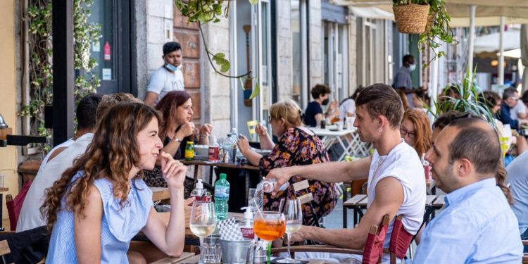 Covid, Speranza: “Da lunedì oltre 40 milioni italiani in zona bianca”