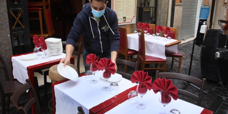 Ristoranti, 4 persone a tavola: come cambia la regola