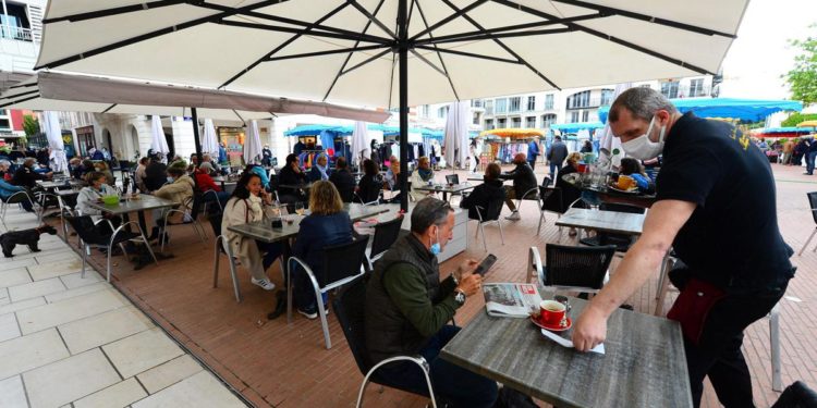 Ristoranti, “regole 4 persone a tavola solo in zona gialla”