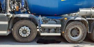 Roma, voragine si apre sotto betoniera: chiusa strada nel quartiere Appio Tuscolano