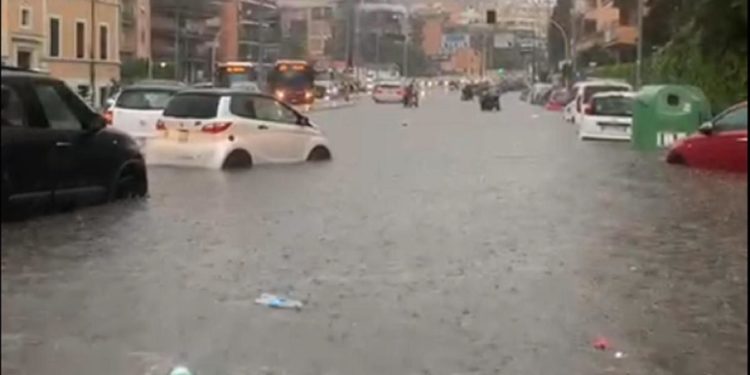 Nubifragio su Roma, 40 bambini tratti in salvo in asilo allagato