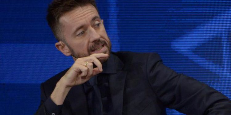 Andrea Scanzi vaccinato, procura: “Non aveva diritto ad anticipare, ma non c’è reato”