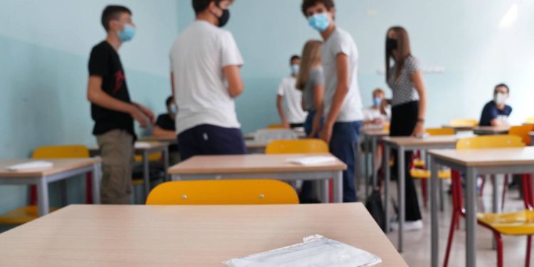 Scuola, Turi (Uil): “famiglie non spiino da buco serratura, ci sono organi collegiali”