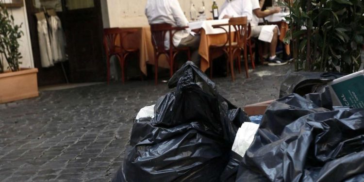 Rifiuti in strada a Roma, Costa: “C’è un rischio sanitario”