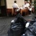Rifiuti in strada a Roma, Costa: “C’è un rischio sanitario”
