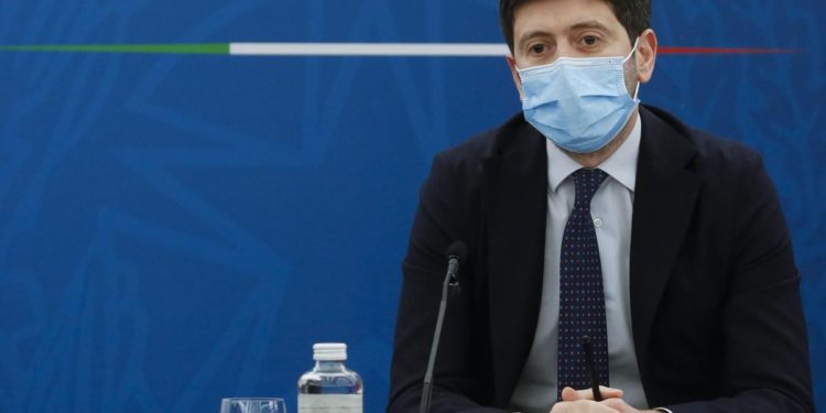 Covid, Speranza: “Messi meglio ma non è finita, rafforzare campagna vaccinazione”