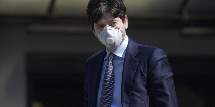 AstraZeneca e richiamo, Speranza: “Da mix vaccini risposta migliore”