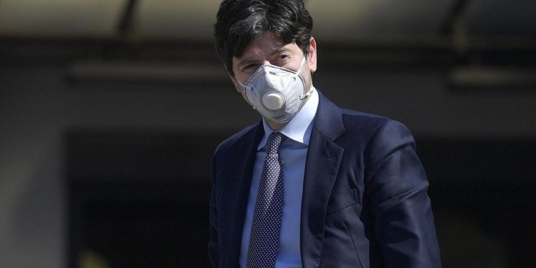 Vaccino Covid, Speranza: “Rari casi avversi non mettono in discussione sicurezza”