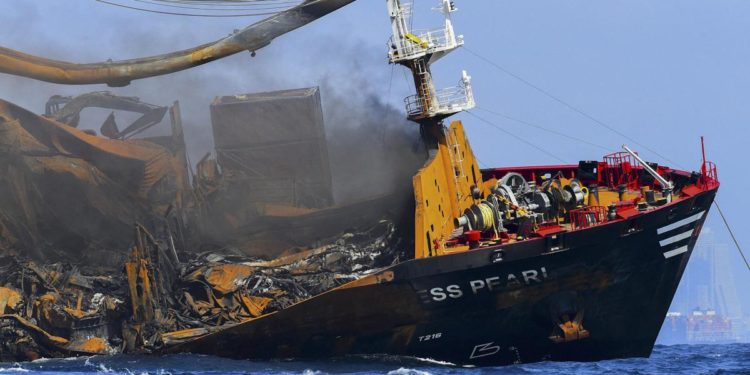 Sri Lanka, affonda nave con tonnellate di prodotti chimici