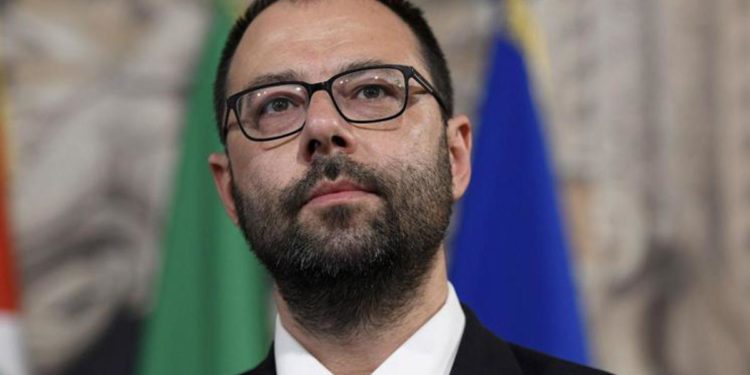 M5S, Patuanelli si schiera con Crimi