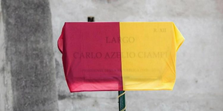 Raggi e la targa per Ciampi: “Errore grave, responsabile è stato rimosso”