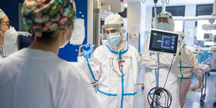 Covid, segni polmonite dopo 6 mesi: lo studio