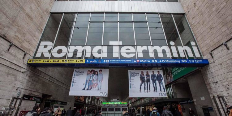 Roma, si aggira per stazione Termini con un coltello: arrestato