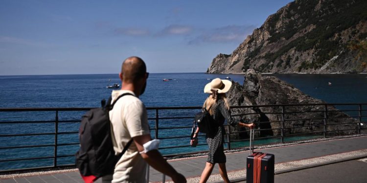 Variante Delta, Brusaferro: “Sarà dominante in estate”