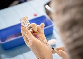 Vaccini 12-15 anni, favorevoli 7 italiani su 10: sondaggio Emg/Adnkronos