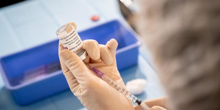 Vaccini 12-15 anni, favorevoli 7 italiani su 10: sondaggio Emg/Adnkronos