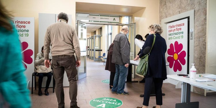 Vaccini Covid, weekend record: secondo giorno con 600mila dosi