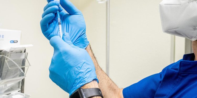 Mix vaccini, Ema: “Può essere strategia da adottare, ma dati limitati”