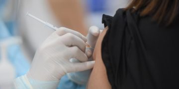 AstraZeneca e seconda dose, Garattini: “Vaccini diversi? Non c’è problema”