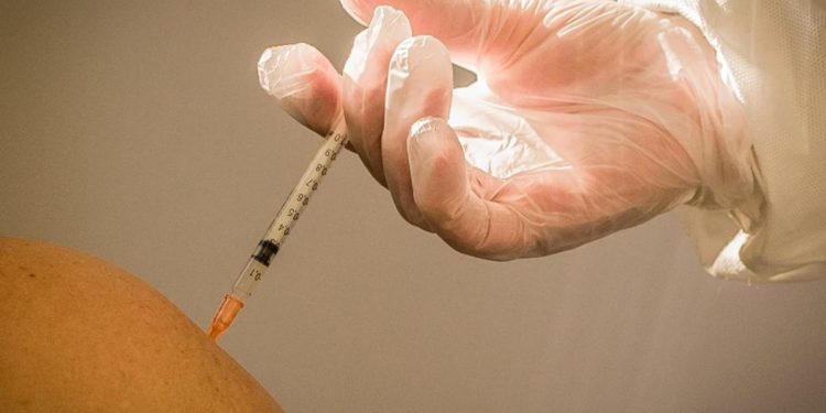 AstraZeneca e seconda dose, Palù: “Due vaccini diversi stimolano meglio sistema immunitario”