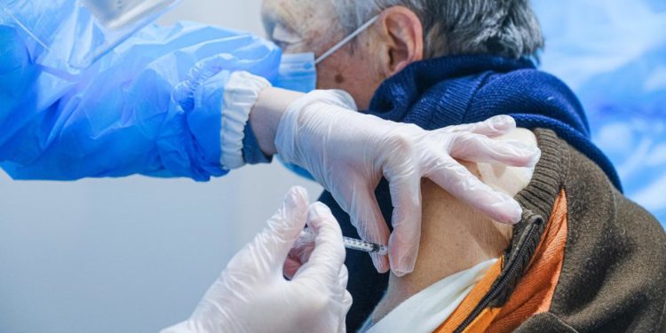 Vaccino Covid, report: prima dose a 91% over 80, vaccinati l’83%