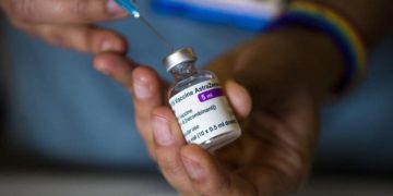 Vaccino AstraZeneca ai giovani, Locatelli: “Serve riflessione”