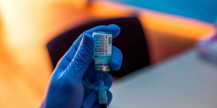 Tasso positività sotto 1%, ipotesi terza dose vaccino: “Regioni pronte”